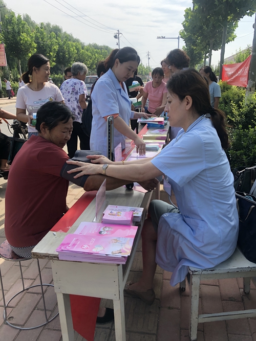 德州市婦幼保健院孕產(chǎn)保健部義診活動走進(jìn)趙虎鎮(zhèn)1.jpg