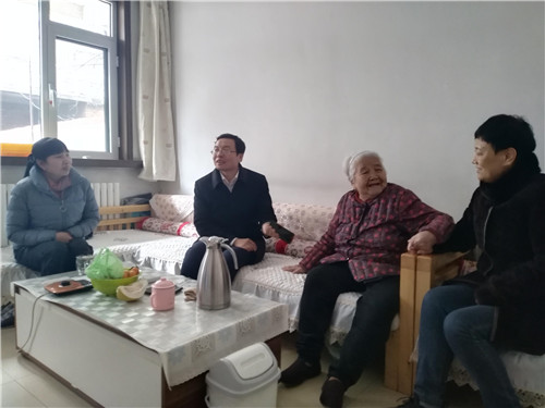 走訪(fǎng)丁秀英家.jpg
